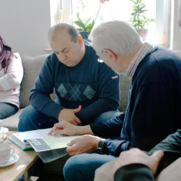 Geflüchtete Familie und Pate im Gespräch. Foto: Stefan Braunsmann