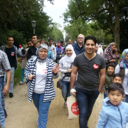 Ausflug in den Park Wilhelmsbad im Rahmen einer sozialen Stadterkundung zusammen mit Patinnen und Paten. Foto: Barbara Heddendorp / Seniorenbüro Hanau