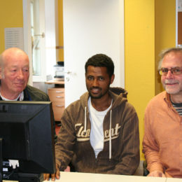 Unterstützung der Paten bei der Internetrecherche im Computerclub des Seniorenbüros Hanau. Foto: Barbara Heddendorp / Seniorenbüro Hanau