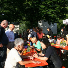 Sommerfest auf dem Sportsfield mit Unterstützung der Patinnen und Paten – Besuch des Bürgermeisters Axel Weiß-Thiel. Foto: Barbara Heddendorp / Seniorenbüro Hanau